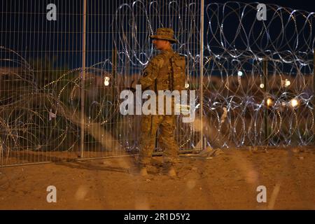 El Paso, États-Unis. 11th mai 2023. Soldats de la garde nationale de l'armée du Texas avec les gouverneurs de la Force frontalière tactique du Texas, sur les détails de sécurité de nuit pendant l'opération Lone Star Task Force West, 11 mai 2023 près d'El Paso, Texas. La crainte d’une vague de migrants après l’expiration du titre 42 ne s’est pas concrétisée avec moins de migrants risquant les sanctions plus sévères prévues par les nouvelles règles du titre 8. Crédit : Mark Otte/Texas National Guard/Alay Live News Banque D'Images