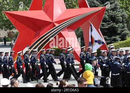 Sebastopol, Russie. 13th mai 2023. IMAGE FOURNIE PAR L'AGENCE RUSSE CONTRÔLÉE PAR L'ÉTAT TASS/ ABACAPRESS.COM RUSSIE, SÉBASTOPOL - 13 MAI 2023 : Les militaires prennent part à une parade de robe et à une cérémonie de présentation des fleurs au Mémorial de la Défense héroïque de Sébastopol sur la place Nakhimov dans le cadre des célébrations du 240th anniversaire de la fondation de la flotte russe de la mer Noire. Sergei Malgavko/TASS/ ABACAPRESS.COM crédit: Abaca Press/Alay Live News Banque D'Images