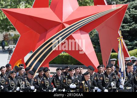 Sebastopol, Russie. 13th mai 2023. IMAGE FOURNIE PAR L'AGENCE RUSSE CONTRÔLÉE PAR L'ÉTAT TASS/ ABACAPRESS.COM RUSSIE, SÉBASTOPOL - 13 MAI 2023 : Les militaires prennent part à une parade de robe et à une cérémonie de présentation des fleurs au Mémorial de la Défense héroïque de Sébastopol sur la place Nakhimov dans le cadre des célébrations du 240th anniversaire de la fondation de la flotte russe de la mer Noire. Sergei Malgavko/TASS/ ABACAPRESS.COM crédit: Abaca Press/Alay Live News Banque D'Images