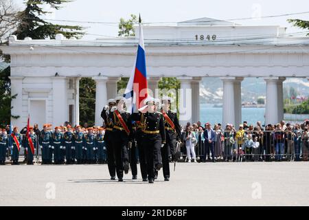 Sebastopol, Russie. 13th mai 2023. IMAGE FOURNIE PAR L'AGENCE RUSSE CONTRÔLÉE PAR L'ÉTAT TASS/ ABACAPRESS.COM RUSSIE, SÉBASTOPOL - 13 MAI 2023 : Les militaires prennent part à une parade de robe et à une cérémonie de présentation des fleurs au Mémorial de la Défense héroïque de Sébastopol sur la place Nakhimov dans le cadre des célébrations du 240th anniversaire de la fondation de la flotte russe de la mer Noire. Sergei Malgavko/TASS/ ABACAPRESS.COM crédit: Abaca Press/Alay Live News Banque D'Images