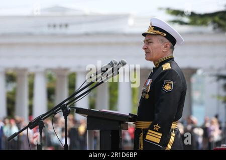 Sebastopol, Russie. 13th mai 2023. IMAGE FOURNIE PAR L'AGENCE RUSSE CONTRÔLÉE PAR L'ÉTAT TASS/ ABACAPRESS.COM RUSSIE, SÉBASTOPOL - 13 MAI 2023 : Le vice-amiral Viktor Sokolov, commandant de la flotte russe de la mer Noire, prononce un discours lors d'une parade vestimentaire et d'une cérémonie de présentation des fleurs au Mémorial de la Défense héroïque de Sébastopol sur la place Nakhimov, dans le cadre des célébrations de l'anniversaire de la fondation de la flotte russe de la mer Noire en 240th. Sergei Malgavko/TASS/ ABACAPRESS.COM crédit: Abaca Press/Alay Live News Banque D'Images