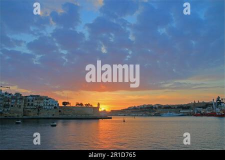 La photo a été prise sur l'île de Malte au mois de janvier. La photo montre le coucher du soleil sur la fortification de la ville de Singlea. Banque D'Images