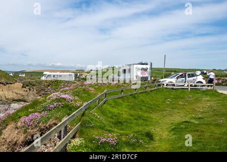 Dunworley Beach, West Cork, Irlande. 13th mai 2023. Les touristes et les habitants de la région ont visité Dunworley Beach aujourd'hui pour profiter au maximum du soleil. Met Éireann a prévu des températures de 20C dans les prochains jours avec un environnement de pluie la semaine prochaine. Crédit : AG News/Alay Live News Banque D'Images