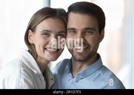 Jeune heureux beau mari et belle femme regardant l'appareil photo Banque D'Images