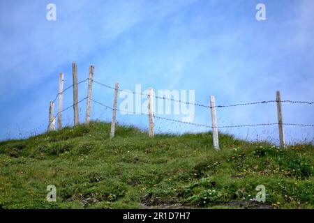 barrière de prairie sur une crête de montagne Banque D'Images