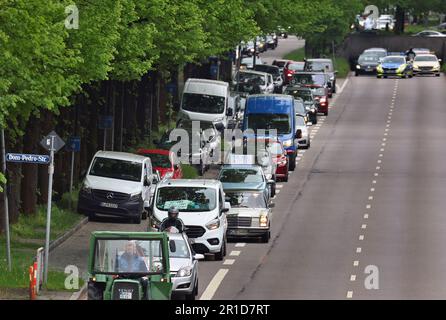 Munich, Allemagne. 13th mai 2023. Les participants d'un convoi contre l'interdiction de conduire au diesel à Munich conduisent sur l'anneau Mittlerer. Credit: Karl-Josef Hildenbrand/dpa/Alay Live News Banque D'Images