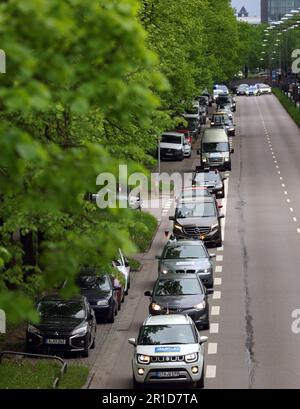 Munich, Allemagne. 13th mai 2023. Les participants d'un convoi contre l'interdiction de conduire au diesel à Munich conduisent sur l'anneau Mittlerer. Credit: Karl-Josef Hildenbrand/dpa/Alay Live News Banque D'Images