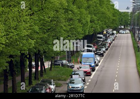 Munich, Allemagne. 13th mai 2023. Les participants d'un convoi contre l'interdiction de conduire au diesel à Munich conduisent sur l'anneau Mittlerer. Credit: Karl-Josef Hildenbrand/dpa/Alay Live News Banque D'Images