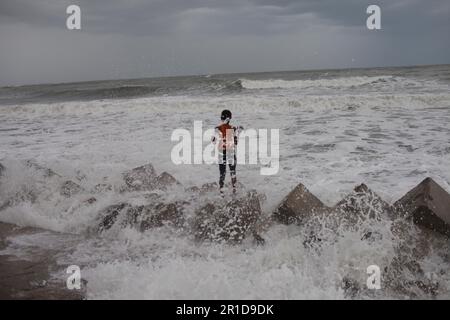 Dhaka, Dhaka, Bangladesh. 13th mai 2023. On a demandé au port maritime de Cox's Bazar et de Shahpori Island de lever le signal de mise en garde (Great danger signal) 10 comme le cyclone Mocha s'est intensifié dans une tempête cyclonique extrêmement grave au-dessus de la baie centrale est du Bengale.le cyclone Mocha devrait tomber sur 14 mai le long de la frontière entre le Bangladesh et le Myanmar, selon le bureau météorologique de l'Inde. Crédit : ZUMA Press, Inc./Alay Live News Banque D'Images
