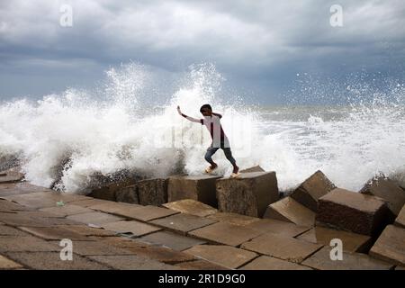 Dhaka, Dhaka, Bangladesh. 13th mai 2023. On a demandé au port maritime de Cox's Bazar et de Shahpori Island de lever le signal de mise en garde (Great danger signal) 10 comme le cyclone Mocha s'est intensifié dans une tempête cyclonique extrêmement grave au-dessus de la baie centrale est du Bengale.le cyclone Mocha devrait tomber sur 14 mai le long de la frontière entre le Bangladesh et le Myanmar, selon le bureau météorologique de l'Inde. Crédit : ZUMA Press, Inc./Alay Live News Banque D'Images