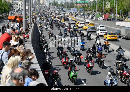 Moscou, Russie. 13th mai 2023. Les motocyclistes participent à un défilé de motos à Moscou, Russie, 13 mai 2023. Le défilé a marqué l'ouverture officielle de la saison de la moto à Moscou. Credit: Alexander Zemlianichenko Jr/Xinhua/Alay Live News Banque D'Images