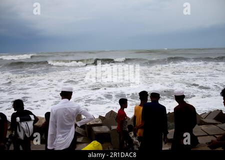 Dhaka, Dhaka, Bangladesh. 13th mai 2023. On a demandé au port maritime de Cox's Bazar et de Shahpori Island de lever le signal de mise en garde (Great danger signal) 10 comme le cyclone Mocha s'est intensifié dans une tempête cyclonique extrêmement grave au-dessus de la baie centrale est du Bengale.le cyclone Mocha devrait tomber sur 14 mai le long de la frontière entre le Bangladesh et le Myanmar, selon le bureau météorologique de l'Inde. Crédit : ZUMA Press, Inc./Alay Live News Banque D'Images
