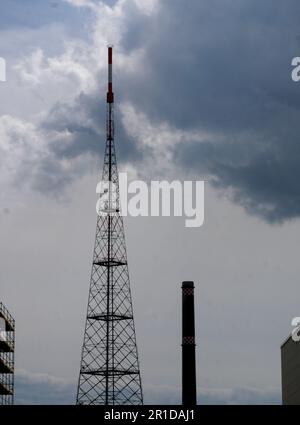 tour de télécommunication à proximité d'une cheminée Banque D'Images