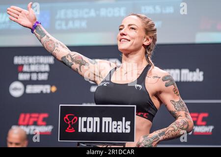 Charlotte, Caroline du Nord, États-Unis. 12th mai 2023. CHARLOTTE, CAROLINE DU NORD - 12 mai: Jessica-Rose Clark pose sur la balance à la cérémonie des pesées avant la nuit de combat de l'UFC: Rozenstruik vs Almeida on 12 mai 2023 au Spectrum Center à Charlotte, Caroline du Nord, États-Unis. (Photo de Matt Davies/PxImages) crédit: PX Images/Alamy Live News Banque D'Images