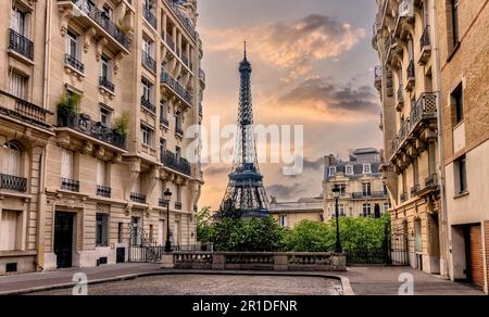 Tour Eiffel encadrée entre des bâtiments traditionnels parisiens, créant une vue urbaine distinctive dans la capitale française. Banque D'Images