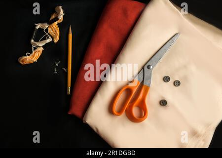 Vue de dessus image aérienne d'un bureau de tailleur dans un atelier de couture sur un fond noir au studio de bureau à domicile Banque D'Images