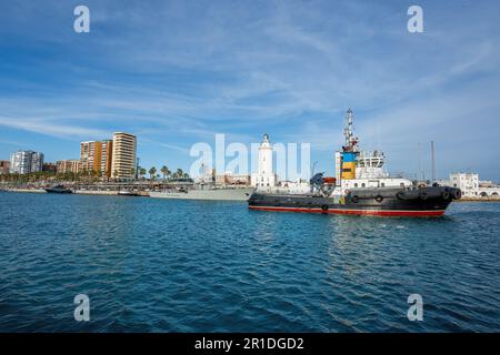 Bateau à Muelle Uno avec phare de Malaga - Malaga, Andalousie, Espagne Banque D'Images