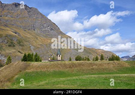 Un vrai bijou de la haute Maurienne Bessans est un village de montagne traditionnel, regroupé autour de son église Banque D'Images