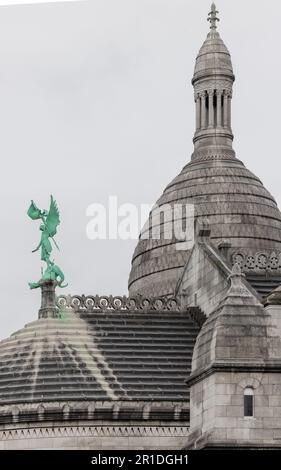 Basilique du Sacré-Cœur à Montmartre, Paris, avec la statue dorée de l'Archange Michel et les dômes blancs distinctifs. Banque D'Images