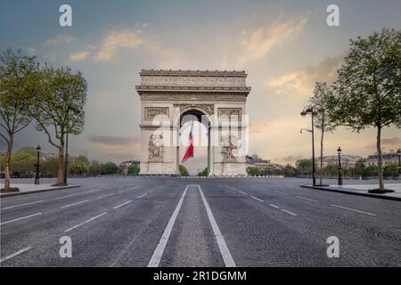 Arc de Triomphe à Paris, France, se dressant au centre de la Place Charles de Gaulle et à l'extrémité ouest des Champs-Élysées. Banque D'Images