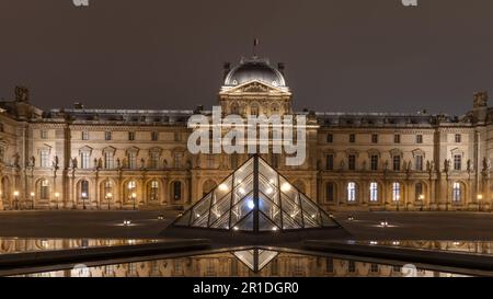 Le Louvre à Paris, France. Pyramides de verre la nuit dans le célèbre musée. Banque D'Images