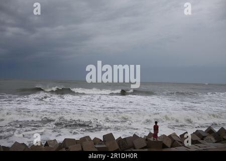 Dhaka, Dhaka, Bangladesh. 13th mai 2023. On a demandé au port maritime de Cox's Bazar et de Shahpori Island de lever le signal de mise en garde (Great danger signal) 10 comme le cyclone Mocha s'est intensifié dans une tempête cyclonique extrêmement grave au-dessus de la baie centrale est du Bengale.le cyclone Mocha devrait tomber sur 14 mai le long de la frontière entre le Bangladesh et le Myanmar, selon le bureau météorologique de l'Inde. Crédit : ZUMA Press, Inc./Alay Live News Banque D'Images