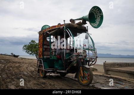 Dhaka, Dhaka, Bangladesh. 13th mai 2023. On a demandé au port maritime de Cox's Bazar et de Shahpori Island de lever le signal de mise en garde (Great danger signal) 10 comme le cyclone Mocha s'est intensifié dans une tempête cyclonique extrêmement grave au-dessus de la baie centrale est du Bengale.le cyclone Mocha devrait tomber sur 14 mai le long de la frontière entre le Bangladesh et le Myanmar, selon le bureau météorologique de l'Inde. Crédit : ZUMA Press, Inc./Alay Live News Banque D'Images