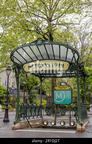 Paris, France, entrée de la station de métro à la station Abbesses près de Montmartre. Entrée de métro vintage conçue par Hector Guimard Banque D'Images
