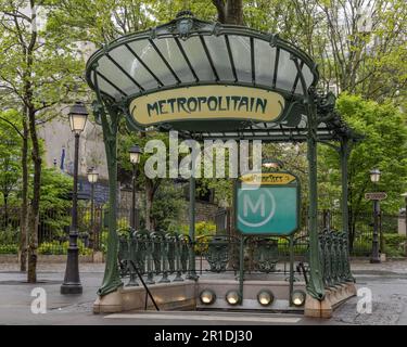 Paris, France. Entrée de la station de métro à la station Abbesses près de Montmartre. Entrée de métro vintage conçue par Hector Guimard Banque D'Images