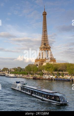 Paris et la Tour Eiffel vus du centre de Paris. Destination touristique populaire, un bateau touristique sur la Seine. Banque D'Images