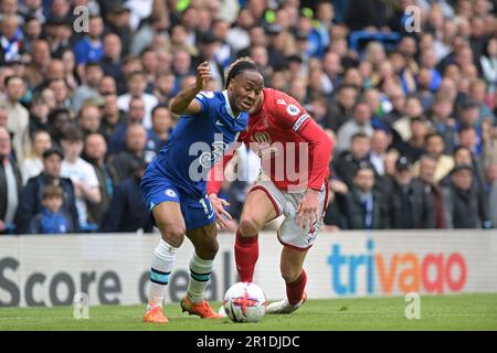 Londres, Royaume-Uni. 13th mai 2023. Raheem Sterling de Chelsea et Joe Worrall de Nottingham Forest pendant le match de Chelsea vs Nottingham Forest Premier League à Stamford Bridge London crédit: MARTIN DALTON/Alay Live News Banque D'Images