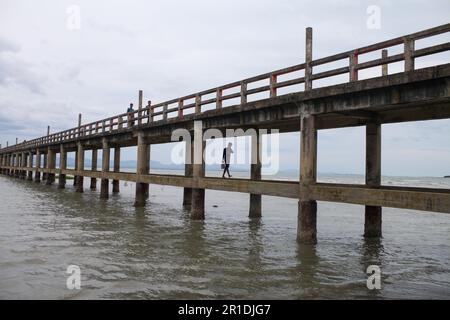 Dhaka, Dhaka, Bangladesh. 13th mai 2023. On a demandé au port maritime de Cox's Bazar et de Shahpori Island de lever le signal de mise en garde (Great danger signal) 10 comme le cyclone Mocha s'est intensifié dans une tempête cyclonique extrêmement grave au-dessus de la baie centrale est du Bengale.le cyclone Mocha devrait tomber sur 14 mai le long de la frontière entre le Bangladesh et le Myanmar, selon le bureau météorologique de l'Inde. Crédit : ZUMA Press, Inc./Alay Live News Banque D'Images