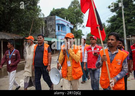 Dhaka, Dhaka, Bangladesh. 13th mai 2023. On a demandé au port maritime de Cox's Bazar et de Shahpori Island de lever le signal de mise en garde (Great danger signal) 10 comme le cyclone Mocha s'est intensifié dans une tempête cyclonique extrêmement grave au-dessus de la baie centrale est du Bengale.le cyclone Mocha devrait tomber sur 14 mai le long de la frontière entre le Bangladesh et le Myanmar, selon le bureau météorologique de l'Inde. Crédit : ZUMA Press, Inc./Alay Live News Banque D'Images
