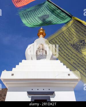 Drapeaux de prière tibétains volant devant le Stupa bouddhiste des Lumières. Benalmadena Pueblo, Costa del sol, province de Malaga, Andalousie, sud de la SPAI Banque D'Images