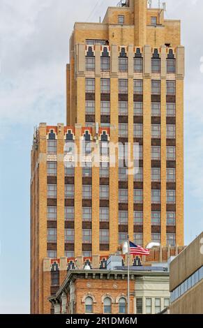 Le State Tower Building, un monument de Syracuse, présente des détails Art déco importants le long du sommet de chaque tour et aile. Banque D'Images