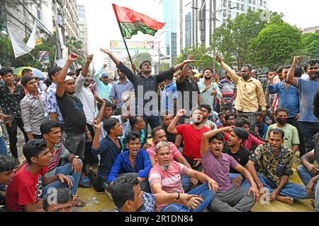 Dhaka, Bangladesh. 13th mai 2023. Le parti nationaliste bangladais (BNP) a organisé une manifestation pour faire pression sur leur demande de 10 points, y compris la tenue des prochaines élections générales sous un gouvernement indépendant du parti intérimaire, devant leur siège social à Dhaka, au Bangladesh, sur 13 mai 2023. Credit: Mamunur Rashid/Alamy Live News Banque D'Images