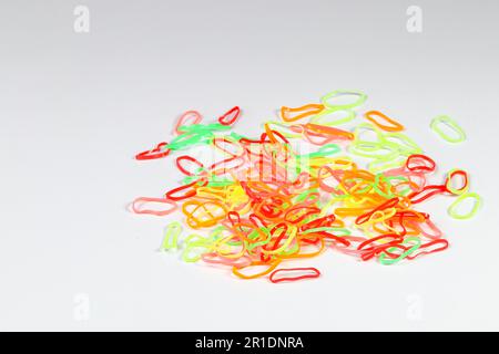 Pile de couleurs colorées, arc-en-ciel, bandes élastiques multicolores sur fond blanc. Banque D'Images