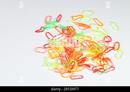 Pile de couleurs colorées, arc-en-ciel, bandes élastiques multicolores sur fond blanc. Banque D'Images