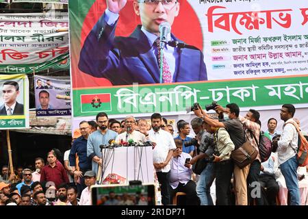 Dhaka, Bangladesh. 13th mai 2023. Le parti nationaliste bangladais (BNP) a organisé une manifestation pour faire pression sur leur demande de 10 points, y compris la tenue des prochaines élections générales sous un gouvernement indépendant du parti intérimaire, devant leur siège social à Dhaka, au Bangladesh, sur 13 mai 2023. Credit: Mamunur Rashid/Alamy Live News Banque D'Images