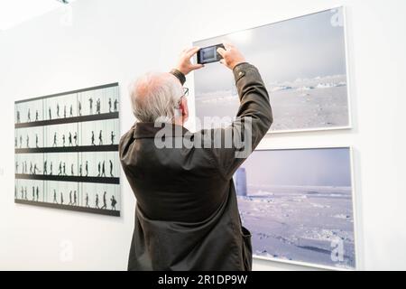 Londres, Royaume-Uni. 13 mai 2023. La huitième édition de photo London à Somerset House London présente 126 galeries et éditeurs internationaux de premier plan qui présentent et vendent des œuvres de photographes avec des expositions et des conférences organisées. Credit: amer ghazzal / Alamy Live News Banque D'Images