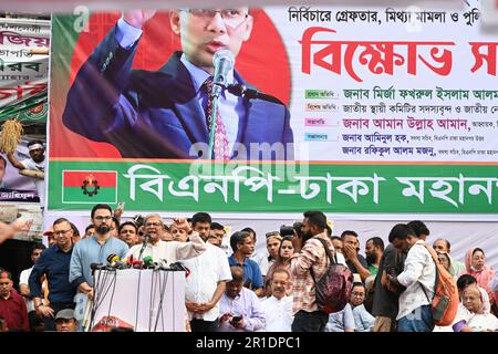 Dhaka, Bangladesh. 13th mai 2023. Le parti nationaliste bangladais (BNP) a organisé une manifestation pour faire pression sur leur demande de 10 points, y compris la tenue des prochaines élections générales sous un gouvernement indépendant du parti intérimaire, devant leur siège social à Dhaka, au Bangladesh, sur 13 mai 2023. Credit: Mamunur Rashid/Alamy Live News Banque D'Images