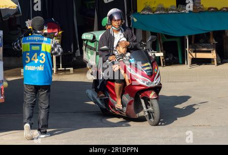 SAMUT PRAKAN, THAÏLANDE, FÉVRIER 02 2023, Une femme fait des enfants à moto Banque D'Images