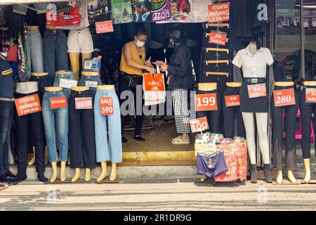 SAMUT PRAKAN, THAÏLANDE, 06 2023 MARS, Un client paie pour un achat dans une boutique de vêtements Banque D'Images