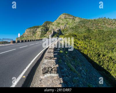 High Road avec les montagnes Los Roques près du point de vue Mirador de Roque Agando dans le parc national de Garajonay sur la Gomera, îles Canaries, Espagne, Europe Banque D'Images