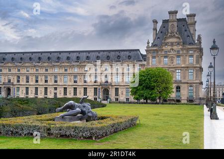 Paris, France - 24 avril 2023 : magnifiques bâtiments et statue au jardin des Tuileries à Paris au printemps - jardin des Tuileries vue panoramique Banque D'Images