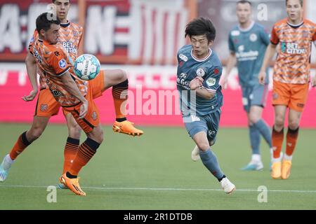 VOLENDAM - (lr) Daryl van MIEGHEM du FC Volendam, Koki Saito de Sparta Rotterdam pendant le match de première ligue néerlandais entre le FC Volendam et le FC Emmen au stade de Kras sur 13 mai 2023 à Volendam, pays-Bas. ANP ROY LAZET Banque D'Images