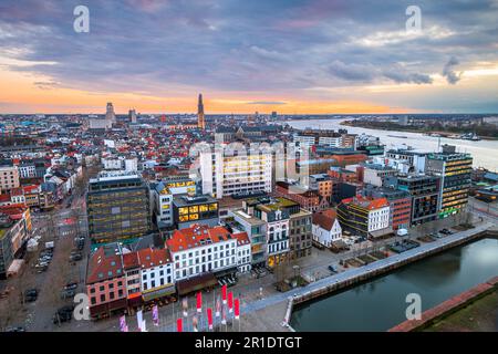 Anvers, Belgique ville paysage urbain au crépuscule. Banque D'Images