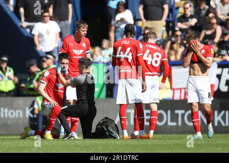 Bolton, Royaume-Uni. 13th mai 2023. Slobodan Tedic de Barnsley reçoit un traitement. EFL Skybet football League One play off demi-finale, match de 1st jambes, Bolton Wanderers v Barnsley au stade de l'Université de Bolton, Lancs, le samedi 13th mai 2023. Cette image ne peut être utilisée qu'à des fins éditoriales. Usage éditorial seulement, photo par Chris Stading/Andrew Orchard sports Photography/Alay Live News crédit: Andrew Orchard sports Photography/Alay Live News Banque D'Images