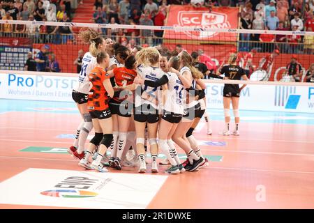 Potsdam, Allemagne. 13th mai 2023. Volleyball, femmes: Bundesliga, SC Potsdam - MTV Stuttgart, championnat, finale, Matchday 4, MBS Arena Potsdam. Les joueurs de Stuttgart se réjouissant de remporter le championnat allemand. Credit: Joerg Carstensen/dpa/Alay Live News Banque D'Images