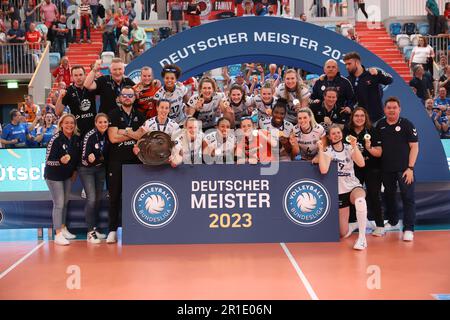 Potsdam, Allemagne. 13th mai 2023. Volleyball, femmes: Bundesliga, SC Potsdam - MTV Stuttgart, championnat, finale, Matchday 4, MBS Arena Potsdam. Les joueurs de Stuttgart se réjouissant de remporter le championnat allemand. Credit: Joerg Carstensen/dpa/Alay Live News Banque D'Images